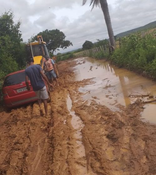  Após carro “atolar”, moradores da Vila Jardim realizam trabalho de recuperação da estrada.