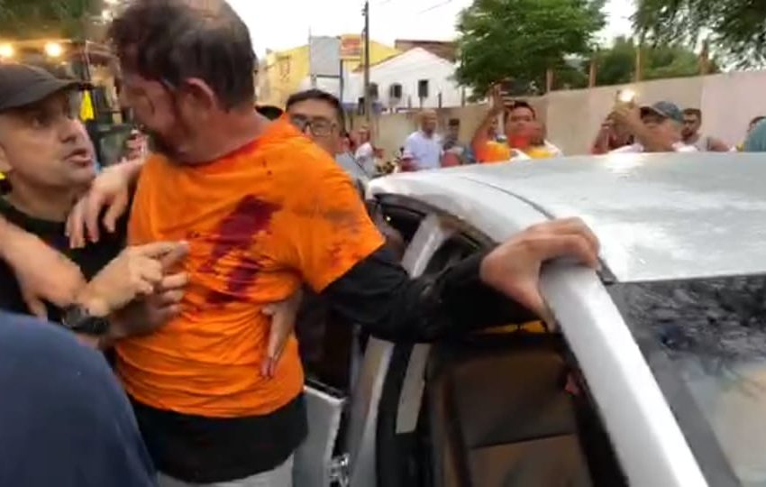  Senador Cid Gomes tenta entrar em batalhão da polícia com retroescavadeira e é baleado
