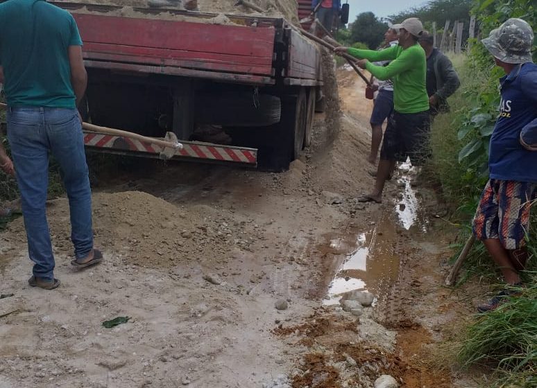  Populares de Araripina também realizam “Tapa Buraco” na Zona Rural