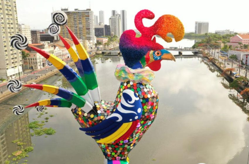  Veja imagens do Galo Gigante 2020, que já está de pé para o Carnaval do Recife
