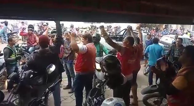  Caso Jailson: Mototaxistas comemoram ao recuperarem moto tomada de assalto.
