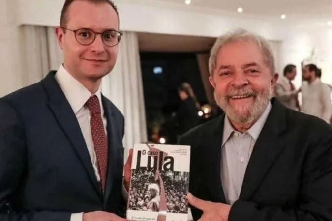  Lula diz que pode indicar Zanin para vaga no STF: “Todo mundo compreenderia” Presidente poderá indicar neste ano dois nomes para a Suprema Corte.