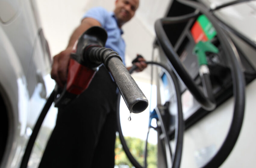  Litro da gasolina cai pela segunda semana e chega a R$ 5,51 nos postos, aponta ANP