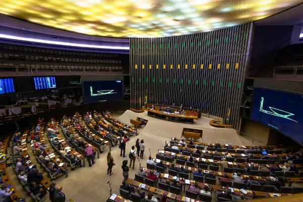  Aliados de Lula e Lira assumem maioria de postos internos importantes da Câmara