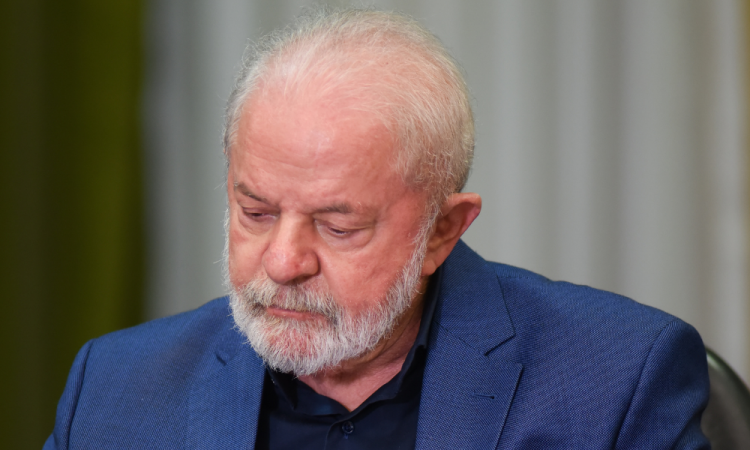  Lula é diagnosticado com pneumonia leve, cancela agenda e adia viagem à China para domingo