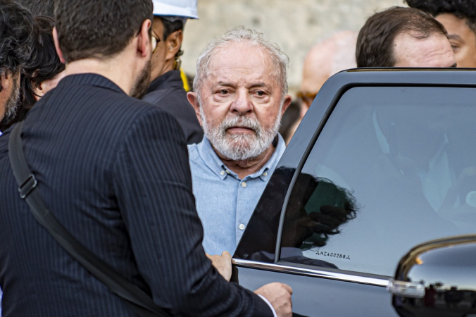  Lula recebe medicamento na veia e ficará de repouso por sete dias