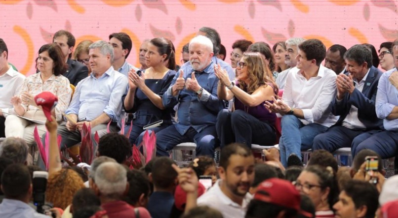  Em Pernambuco, Lula adota postura conciliadora e defende Raquel Lyra de vaias: “Pode ser nossa adversária política, mas ela é governadora do Estado”