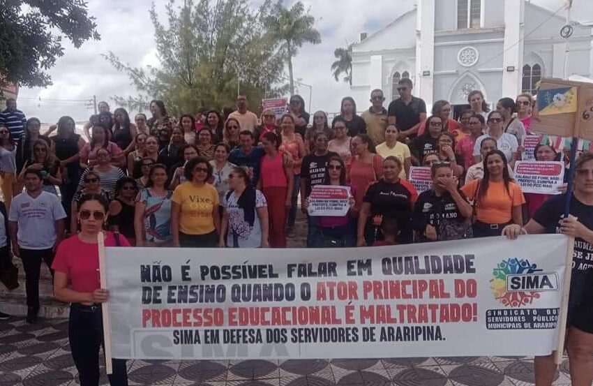  Professores do município de Araripina realizam protesto cobrando reajuste salarial