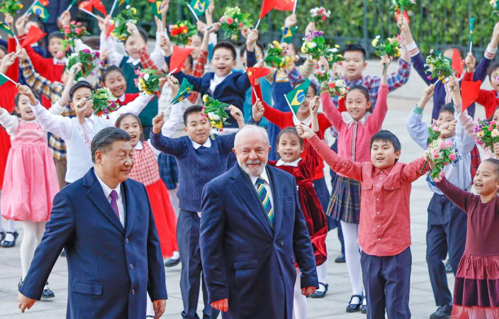  Lula é recebido por Xi Jinping, assina 15 acordos com a China e diz que país asiático é ‘parceiro preferencial’