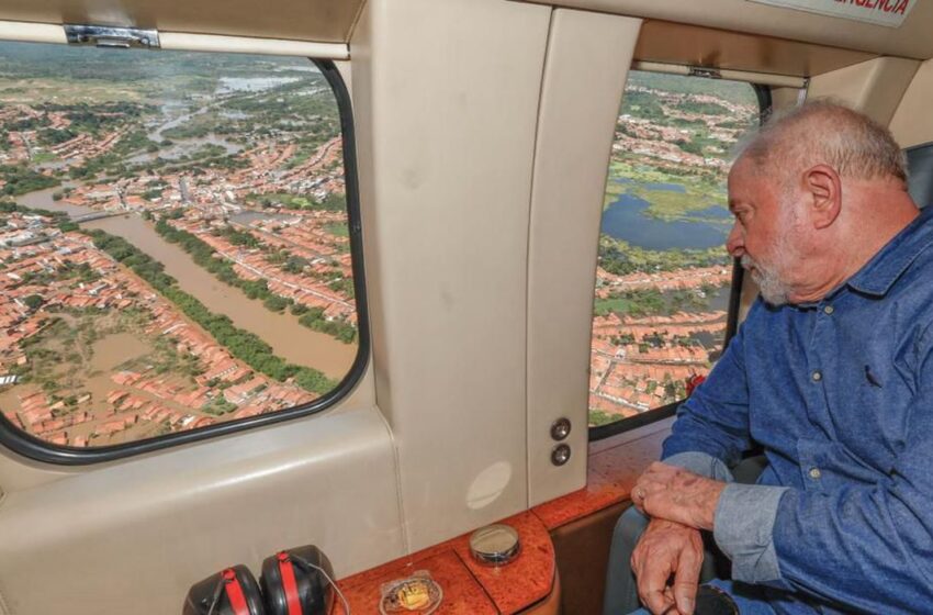  Lula sobrevoa áreas inundadas no interior do Maranhão
