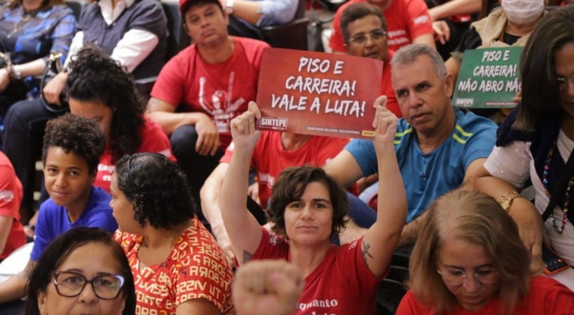  Trabalhadores em Educação de Pernambuco realizam paralisação da rede estadual em ato convocado nesta quarta-feira (13)