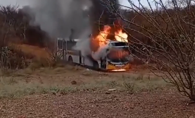  Ônibus escolar pega fogo durante transporte de estudantes em Lagoa Grande, no Sertão