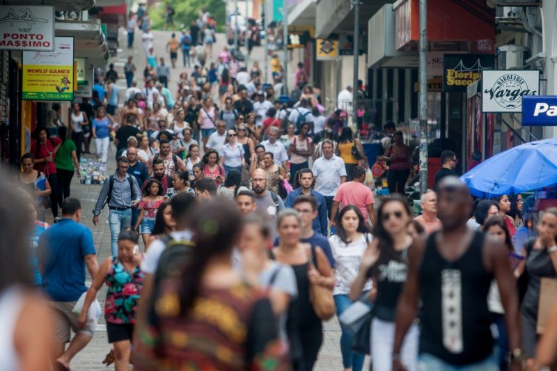  População pernambucana vai começar a diminuir em 2039, antes da brasileira, diz IBGE