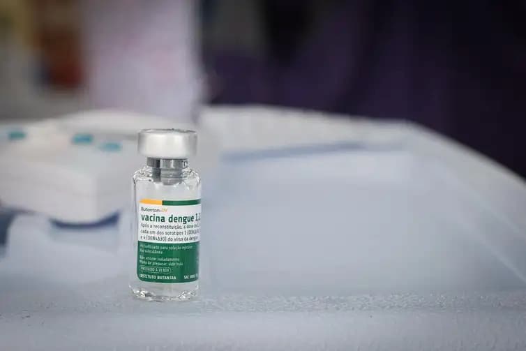  SUS vai vacinar profissionais de saúde contra dengue em fevereiro