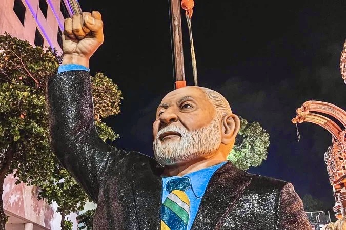  Desfile em homenagem a Lula tem encenação de impeachment e Bolsonaro como Bozo
