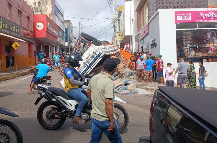  Caminhão carregado de cimento tomba no centro de Araripina; câmeras registram momento exato do acidente