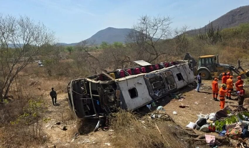  Ônibus com romeiros capota e deixa 15 mortos e vários feridos no sertão de Alagoas