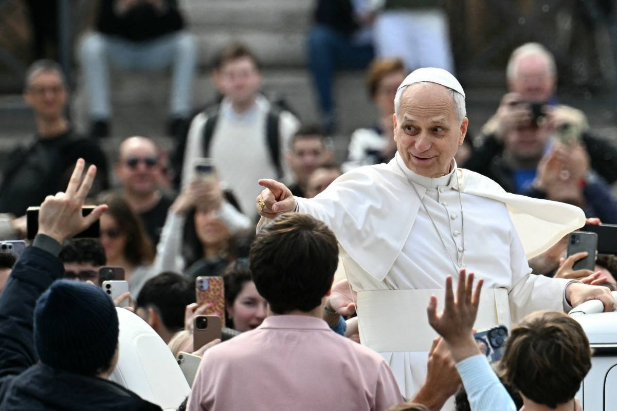 O Papa Leão XIV saúda a multidão ao sair da Praça de São Pedro, no Vaticano, após a missa do Domingo de Ramos, em 29 de março de 2026. (Foto de Tiziana FABI / AFP) ( AFP)