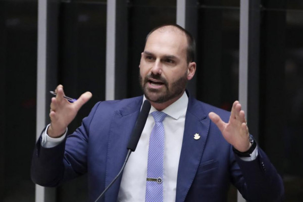  STF Moraes dá 24h para Bolsonaro explicar fala de Eduardo sobre gravação de vídeo para o pai