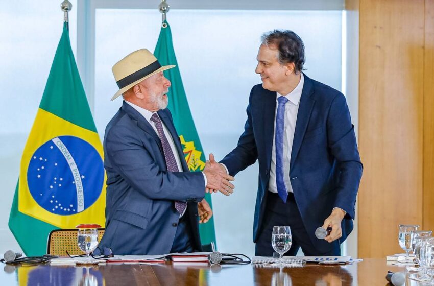  Lula diz que Camilo Santana sai para ser candidato no Ceará; secretário-executivo assume MEC