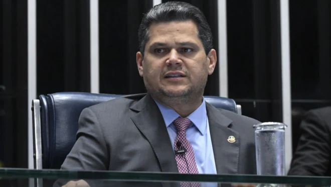  Alcolumbre contraria governo e mantém quebra de sigilo de Lulinha