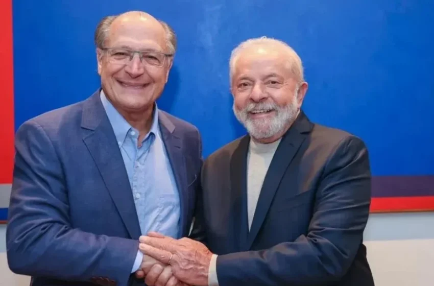  Lula mantém Alckmin como vice e projeta eleição