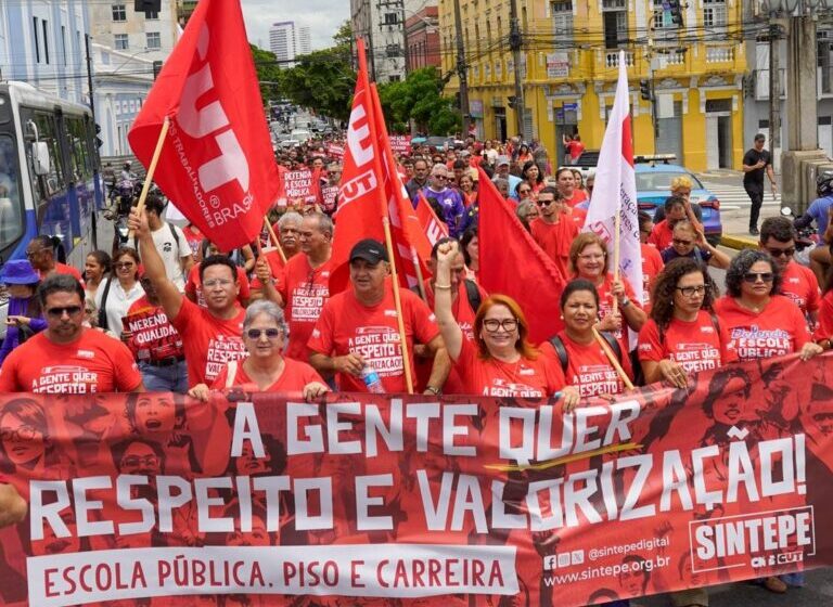  Professores da rede estadual de Pernambuco fazem paralisação e protesto na Alepe