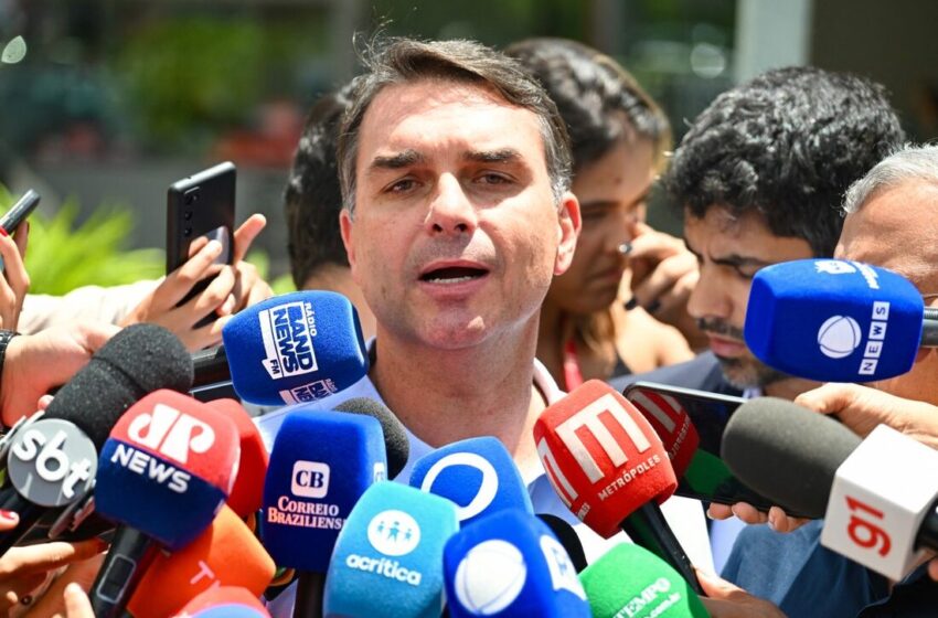  Flávio Bolsonaro diz que conversou com Moraes sobre prisão domiciliar do pai