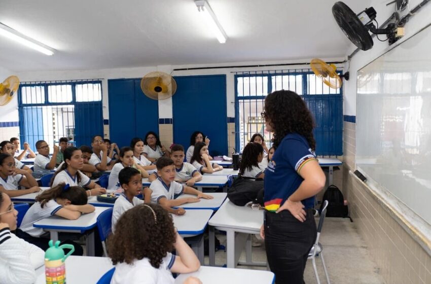  Governo de Pernambuco envia à Alepe projeto de reajuste salarial dos professores da rede estadual