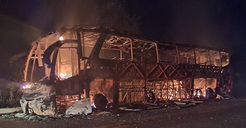  Ônibus da Itapemirim pega fogo na BR 407, em Jaicós, e é destruído pelas chamas;