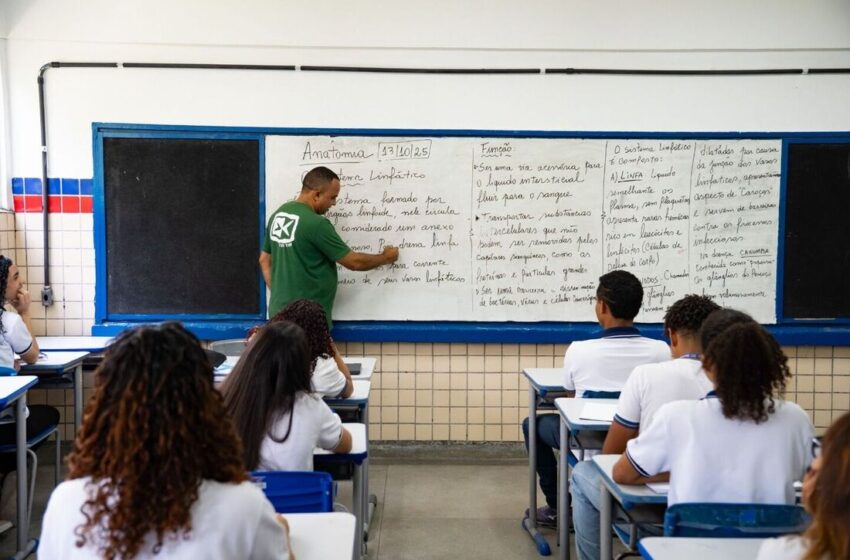  Pernambuco garante reajuste salarial de 5,4% para professores e profissionais da educação