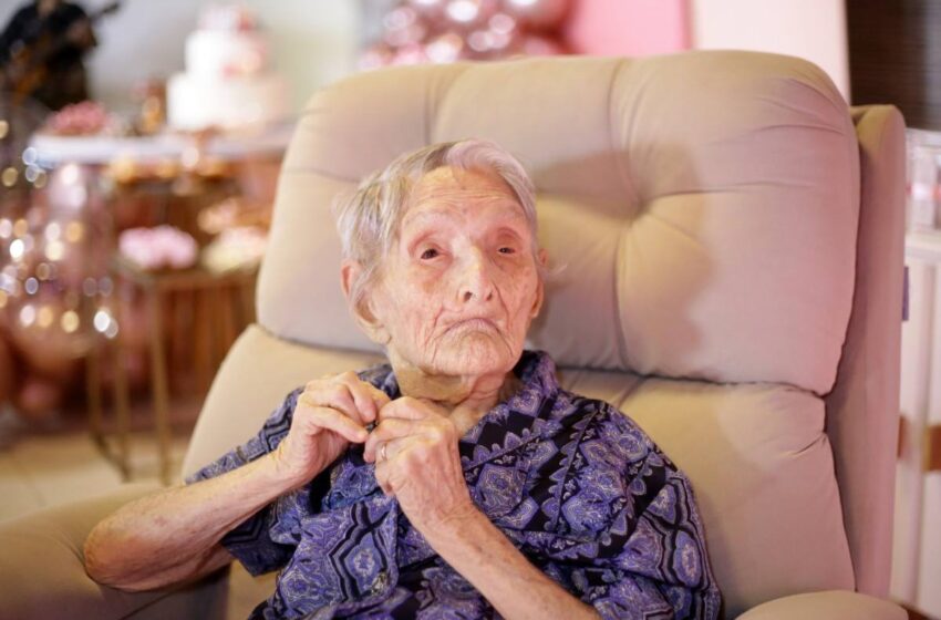  Segunda pessoa mais velha do Brasil, pernambucana completa 115 anos cercada pela família