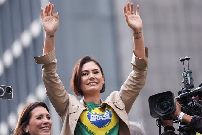  Michelle nega briga com Flávio Bolsonaro e, em nova mensagem, diz que ‘não tem raiva de ninguém’