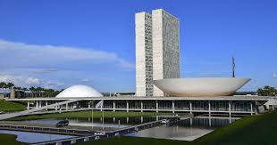  O pagamento da segunda parcela do adiantamento do 13° salário para aposentados e pensionistas segue sendo realizado até a próxima segunda-feira (8). A regra para descobrir o dia do pagamento exige atenção ao documento do beneficiário.  A antecipação prevê uma transferência de cerca de R$ 39 bilhões com a primeira parcela e mais R$ 39 bilhões com a segunda, totalizando R$ 78,2 bilhões injetados na economia.  O calendário de pagamento da primeira parcela teve início no dia 24 de abril e foi até o dia 8 de maio. Já a segunda metade do 13º iniciou no dia 25 de maio a 8 de junho. A data de pagamento leva em conta o número final do cartão de benefício, sem considerar o último dígito verificador, que aparece depois do traço.  A referência é sempre o último número antes do traço verificador. Por exemplo, se o número do cartão for 012.345.678-9, o dígito que vale para consultar a data de pagamento é o 8. Esse sistema de numeração é o padrão utilizado em todos os cronogramas de repasses do governo federal.  Calendário de pagamento da segunda parcela do 13º Até um salário mínimo Final do NB 1 – 2ª parcela: 25 de maio  Final do NB 2 – 2ª parcela: 26 de maio  Final do NB 3 – 2ª parcela: 27 de maio  Final do NB 4 – 2ª parcela: 28 de maio  Final do NB 5 – 2ª parcela: 29 de maio  Final do NB 6 – 2ª parcela: 01 de junho  Final do NB 7 – 2ª parcela: 02 de junho  Final do NB 8 – 2ª parcela: 03 de junho  Final do NB 9 – 2ª parcela: 05 de junho  Final do NB 0 – 2ª parcela: 08 de junho.  Até um salário mínimo Finais 1 e 6 – 2ª parcela: 01 de junho  Finais 2 e 7 – 2ª parcela: 02 de junho  Finais 3 e 8 – 2ª parcela: 03 de junho  Finais 4 e 9 – 2ª parcela: 05 de junho  Finais 5 e 0 – 2ª parcela: 08 de junho.  O saque pode ser feito após a data acima? O Instituto Nacional do Seguro Social (INSS) alerta aos segurados e beneficiários que fiquem atentos ao prazo para sacar os benefícios na rede bancária: se não forem sacados até 60 dias após a data marcada para o seu pagamento, os créditos são devolvidos pelo banco ao INSS.  A devolução após o prazo de 60 dias é uma medida de segurança para evitar o pagamento indevido e tentativas de fraude, como, por exemplo, o saque do benefício de segurado já falecido. Pela norma, a instituição bancária devolve o valor ao INSS, que suspende o pagamento até que o beneficiário regularize a situação.  Quem tem direito Terão direito à antecipação do 13º quem recebeu, em 2026, benefício por incapacidade temporária, auxílio-acidente, aposentadoria, salário-maternidade, pensão por morte ou auxílio-reclusão.  Dados da folha de pagamento de fevereiro apontam que 23,3 milhões de benefícios, cerca de 66,2% do total dos benefícios do INSS, têm valor de até um salário mínimo, atualmente R$ 1.621. Outros 11,9 milhões de benefícios têm valor superior ao piso nacional. Desse total, 13,7 mil são iguais ao teto da Previdência Social, R$ 8.475,55.  Quem não recebe Não recebem o 13º salário pessoas contempladas pelo Benefício de Prestação Continuada (BPC), pago a idosos com mais de 65 anos e pessoas com deficiência, desde que comprovem baixa renda, e beneficiários de Renda Mensal Vitalícia.  De acordo com o Decreto 3028 (art. 120), o pagamento do abono é feito nos meses de agosto e novembro. A antecipação do benefício alcança todos os estados brasileiros e representa uma injeção significativa de recursos na economia dos municípios.