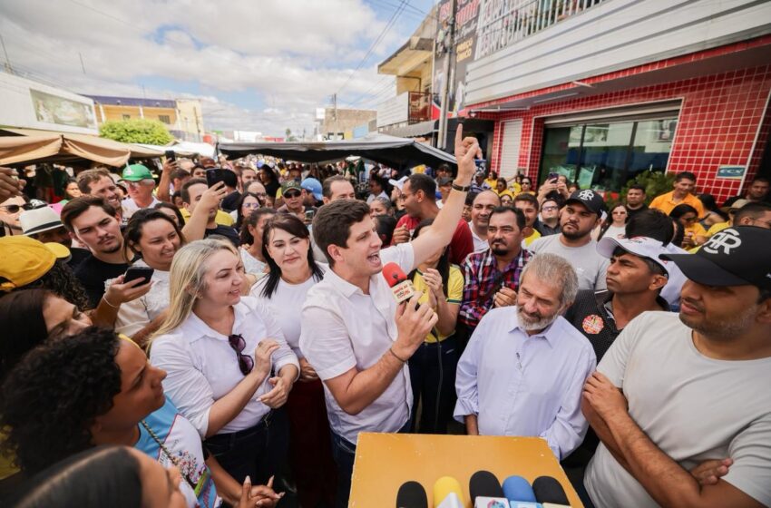  No Sertão, João Campos critica políticas de segurança do governo Raquel Lyra e consolida apoios de grupos de oposição