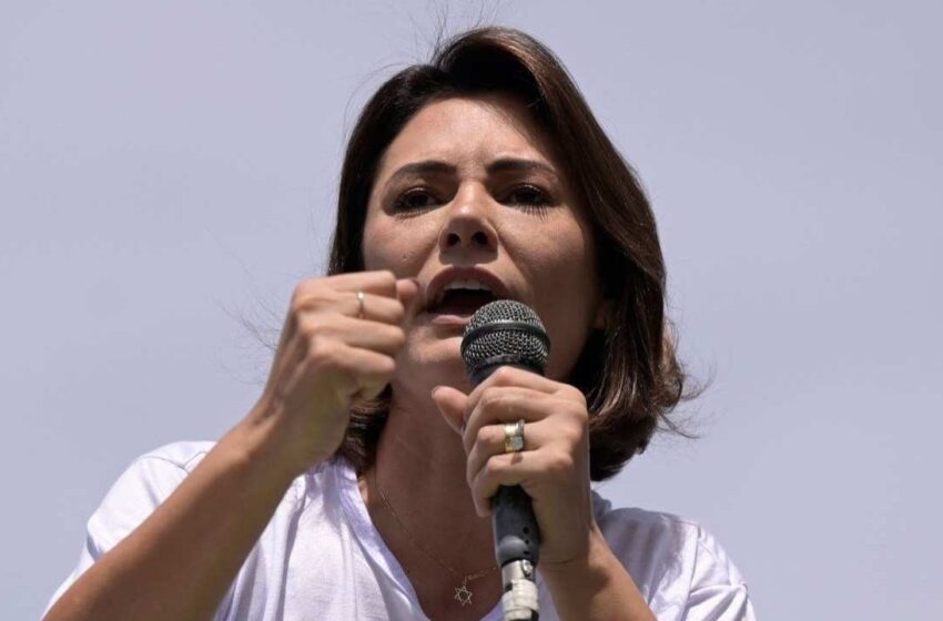  Michelle Bolsonaro anuncia saída do PL Mulher após crise com Flávio