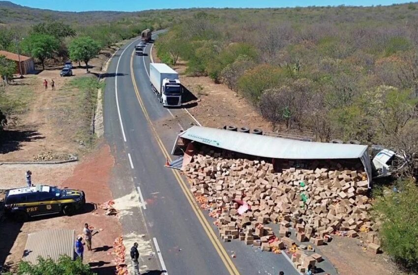 Acidente com carreta interrompe parcialmente o trânsito na BR-316, em Francisco Macedo