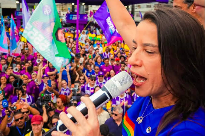 Raquel inicia campanha com adesivaço no Recife e defende democracia após tentativa de retirada de Ivan Moraes da disputa
