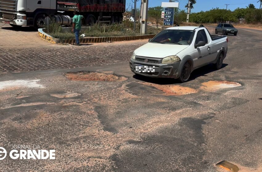 PE-615 vira cenário de crateras e coloca motoristas em risco no trecho urbano de Araripina