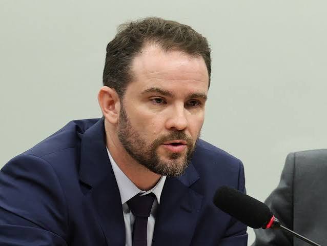  Salário mínimo 2027: Após reunião com Lula, Durigan diz que será de R$ 1.741 e nega desvinculação