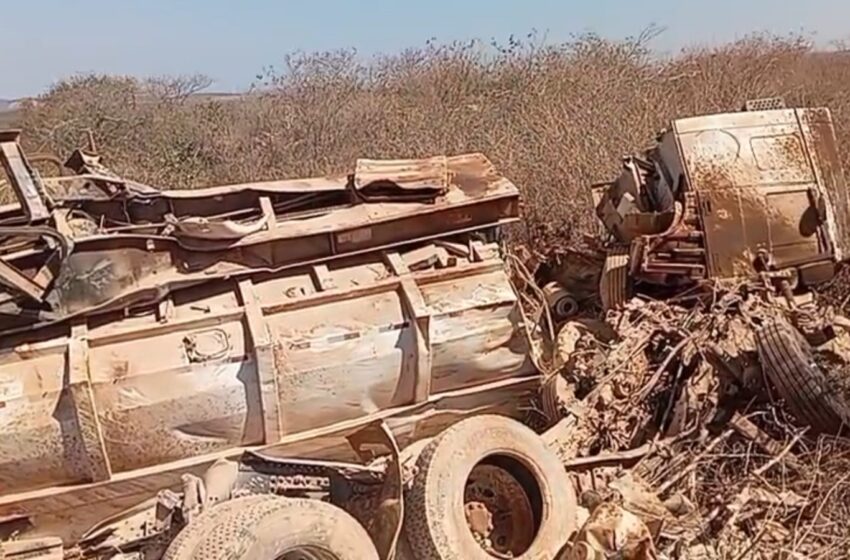  CAMINHÃO BITREM SAI DA PISTA E TOMBA EM ÁREA DE ABISMO NA LADEIRA DE SIMÕES; ACIDENTE MOBILIZA PM E SAMU