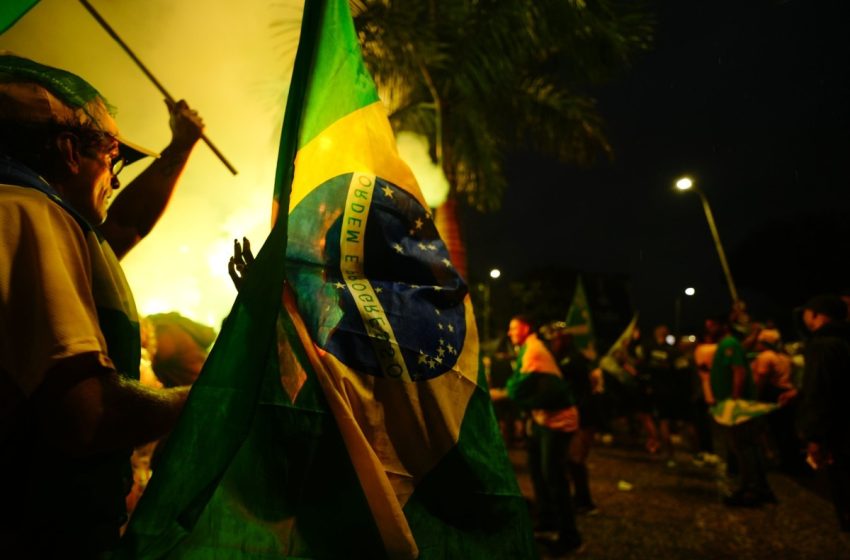  Com maioria no Congresso, Flávio Bolsonaro promete “mudar a Constituição” se eleito