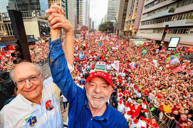  Lula conquista virada inédita no segundo turno e é reeleito para 4º mandato
